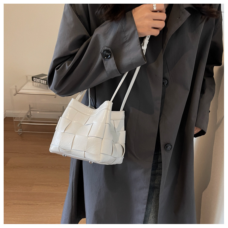 Texture Bucket Bag 2023 Neue Handtasche personalisierte gewebte Umhängetasche Handgriff Umhängetasche für Frauen_voghion.com