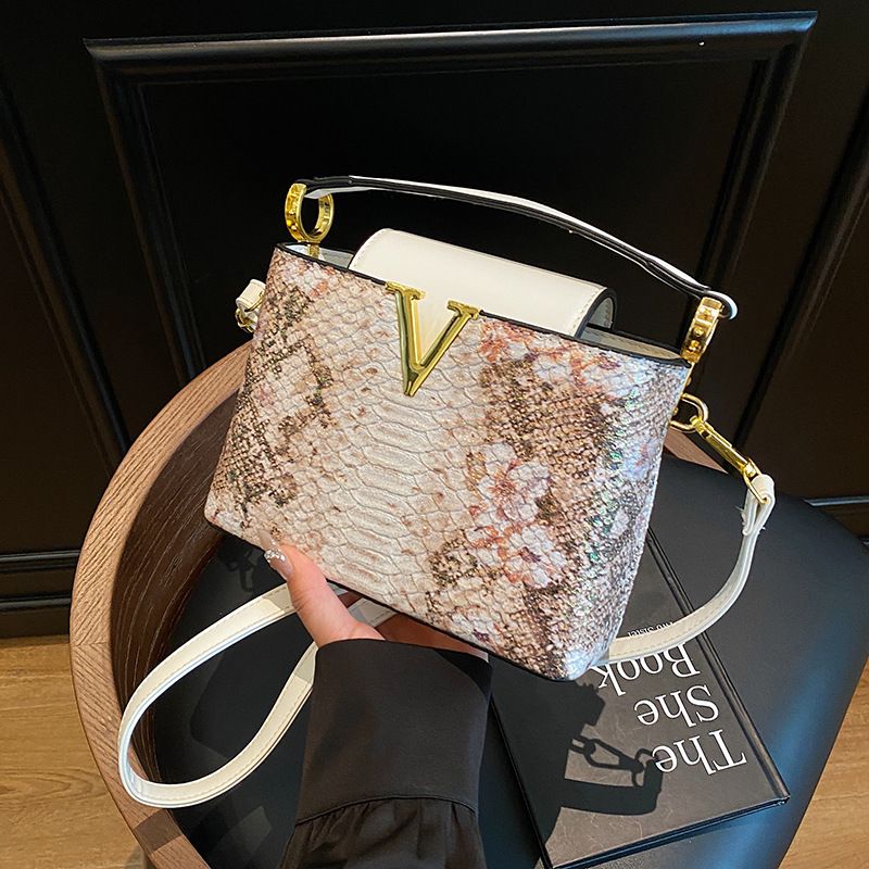 New Crocodile Pattern Compartment Gold V-Shaped High-End Glitter Exaggerated Versatile Handbag For Going Out_voghion.com