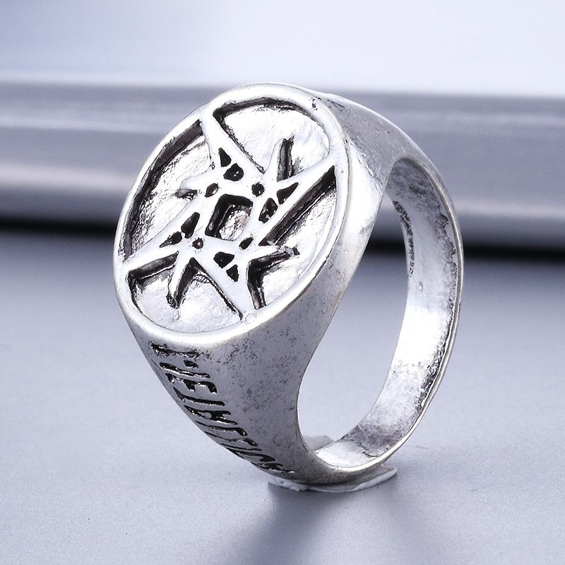 Anello da uomo in argento antico alla moda con motivo rock heavy metal_voghion.com