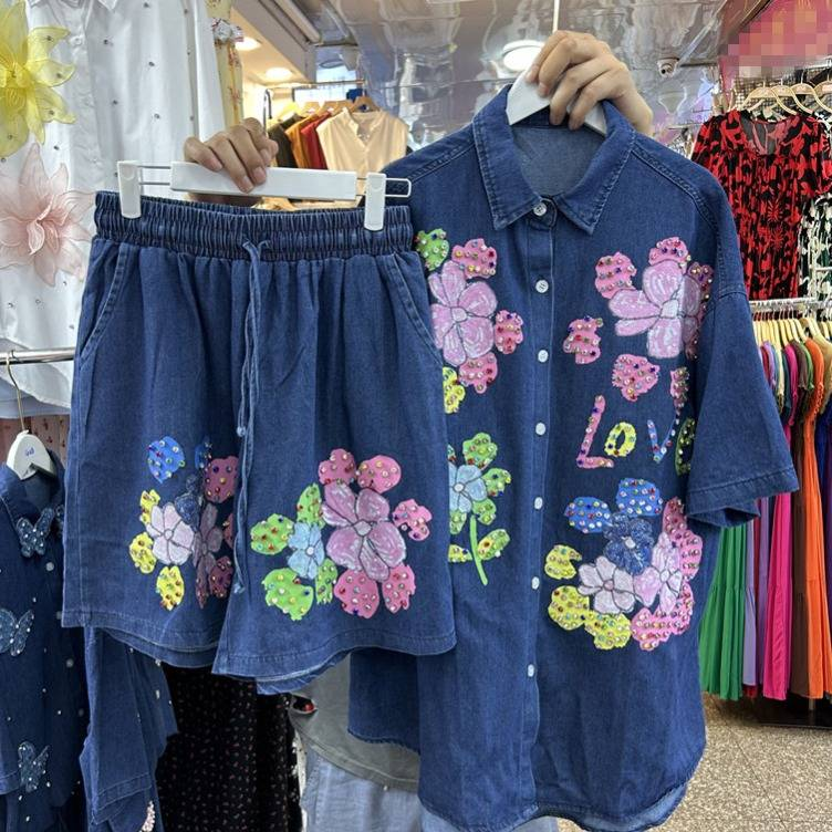 Camicia in denim a maniche corte con stampa a lettere e foratura a caldo, da donna, con elastico in vita, pantaloncini in denim, completo da due pezzi_voghion.com