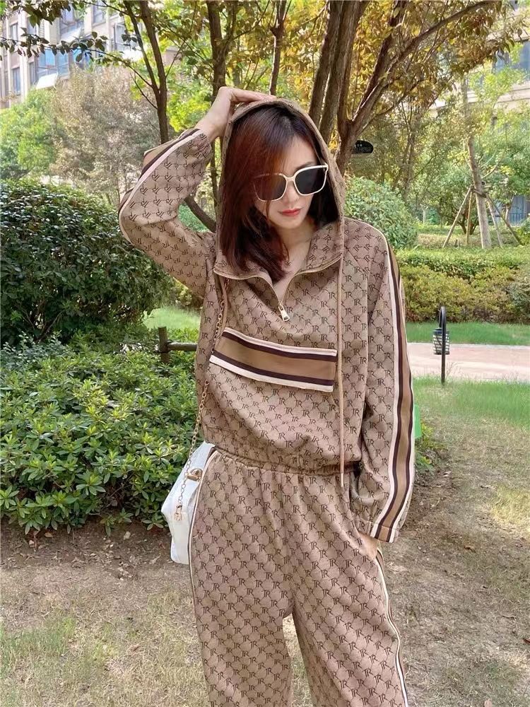 Conjunto deportivo moderno para mujer: elegante conjunto informal de dos piezas para mayor comodidad en el día a día._voghion.com