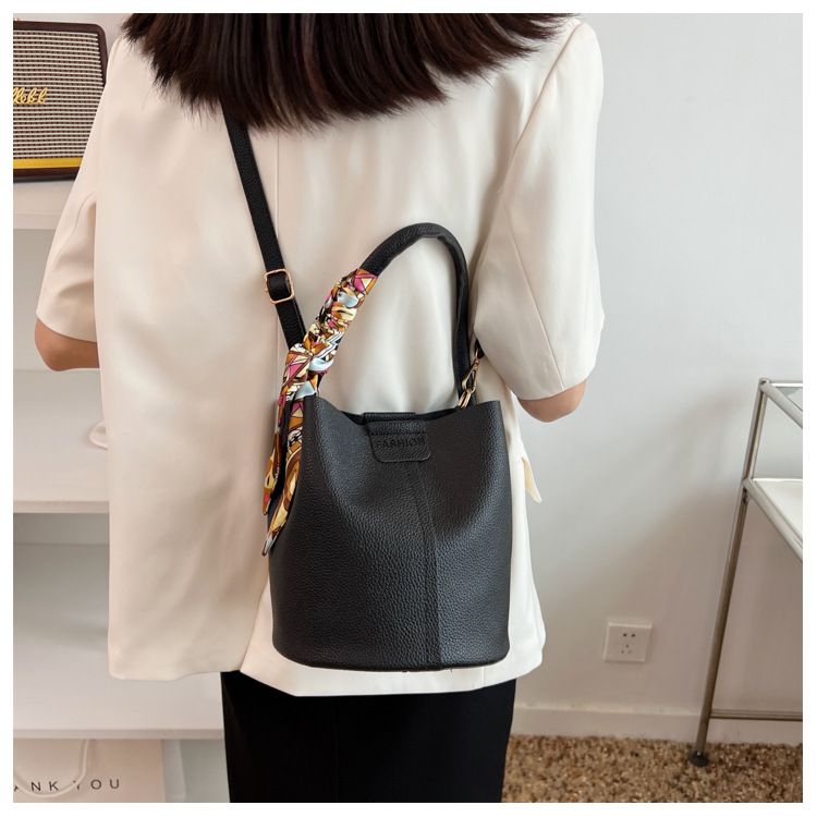 Neue Tasche für Damen, modischer und hochwertiger Seidenschal, einfache handgehaltene Eimertasche, Schultertasche, Umhängetasche_voghion.com