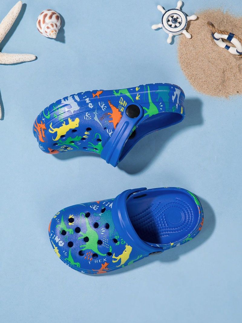 Un paio di scarpe da casa comode e alla moda per ragazzi, con stampa di dinosauri, adatte per l'estate._voghion.com