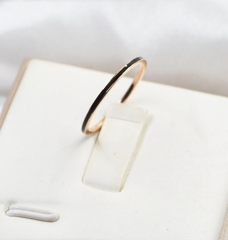 New Ultra-Thin 1mm Black And White Resin Small Joint Fashion Enamel Titanium Steel Rose Gold Plated Women's Tail Ring_voghion.com