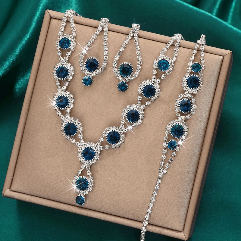 Set di tre pezzi di collana, orecchini e bracciale con strass rosa, blu e rosso, in vendita calda._voghion.com