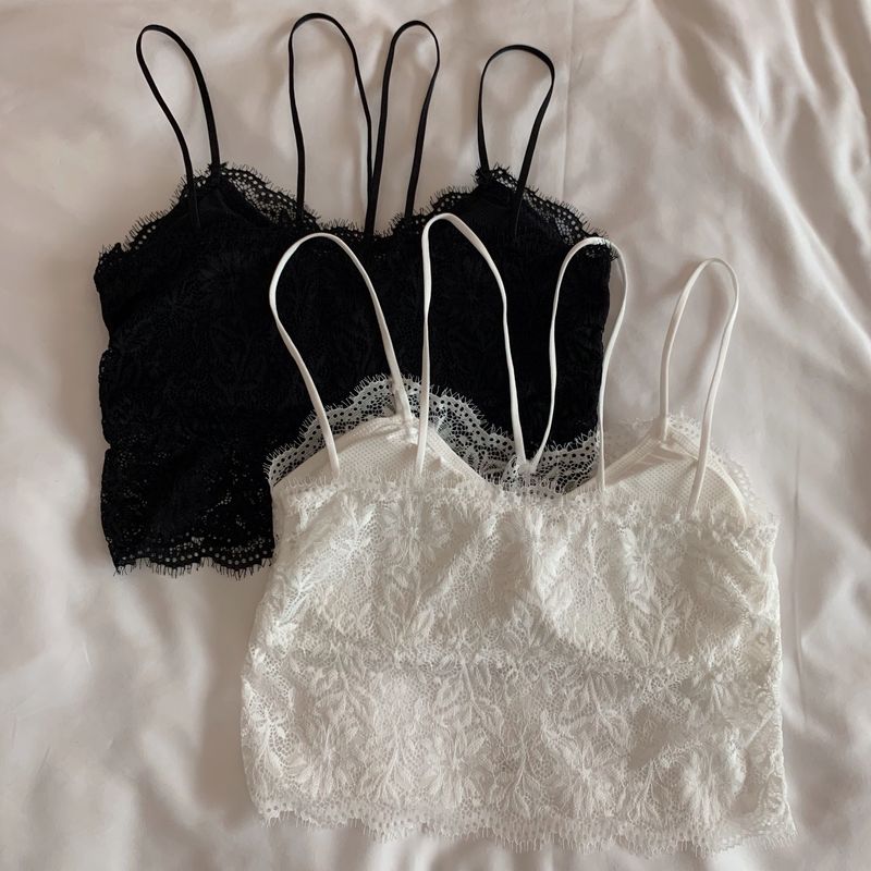 Bellissimo reggiseno interno in pizzo con canotta nera sul retro_voghion.com