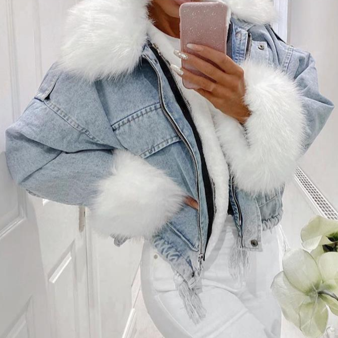 Kurze, verwaschene Pelzjacke aus Denim für Damen in Weiß_voghion.com