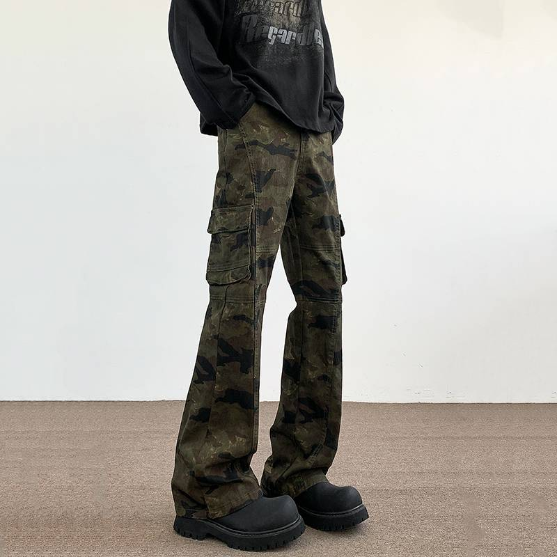 „Vintage Camo Flared Cargo Pants für Damen und Herren – Stretch-Denim-Arbeitskleidung mit High-Street-Ästhetik und Retro-Passform“_voghion.com