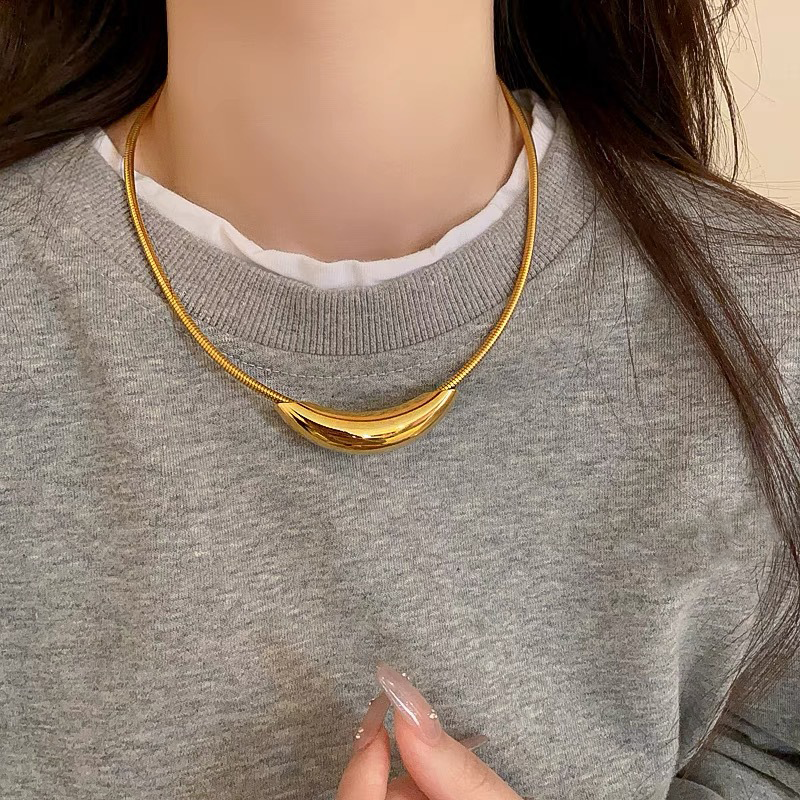 Collana con ciondolo a cascata con nappa a forma di triangolo e perline in acciaio al titanio 18k galvanizzato in oro per donna_voghion.com