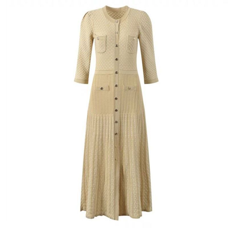 Abito monopetto in maglia sottile con scollo rotondo e fiore a gancio, in filo d'oro, autunnale, da donna_voghion.com