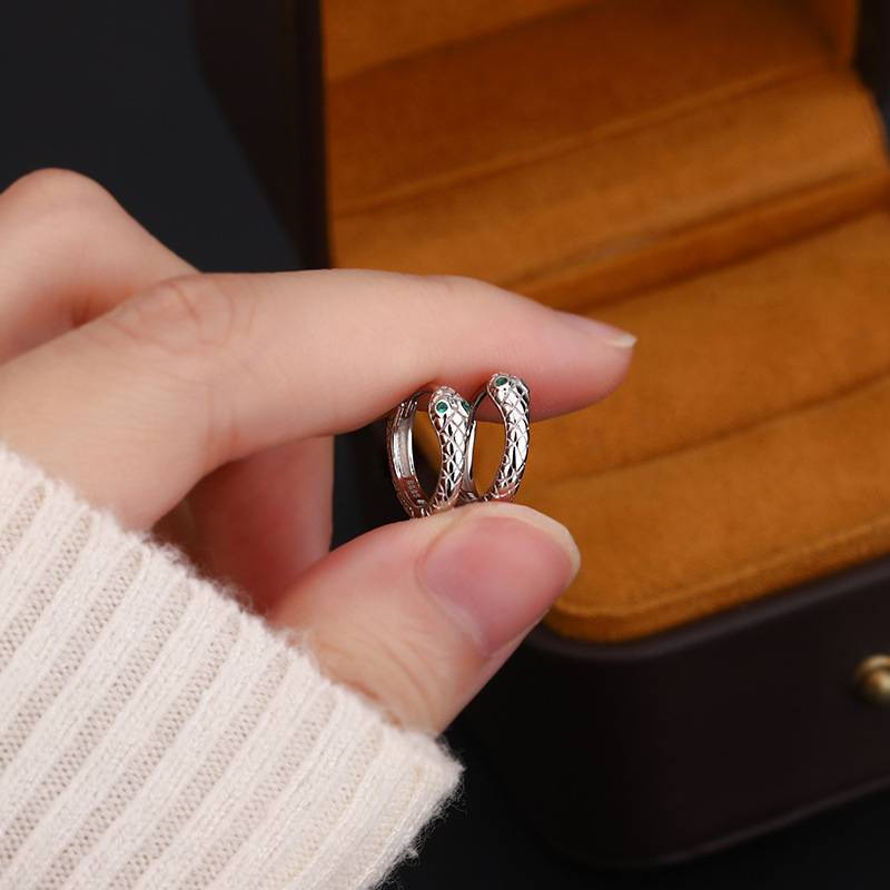 Pendientes de serpiente de plata de ley 999 con hebillas de oreja de alta gama, estilo moderno y temperamento._voghion.com