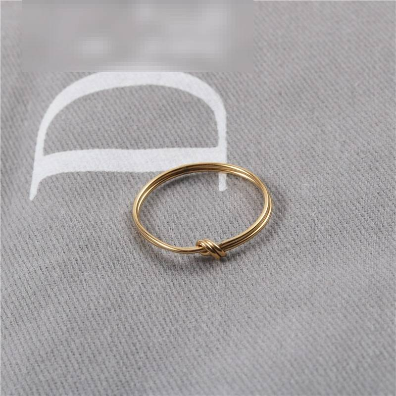 Anello da donna placcato oro 18 carati con nodo, design geometrico minimalista, fascia impilabile, misure 6-8_voghion.com