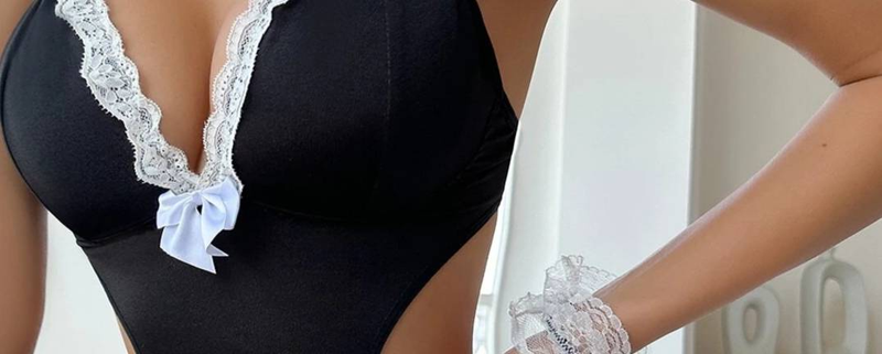 Sinnliches Spitzen-Dienstmädchen-Rollenspielkostüm – Verstellbare Träger und verspieltes Minikleid (S-XL, atmungsaktives Polyestergewebe)_voghion.com