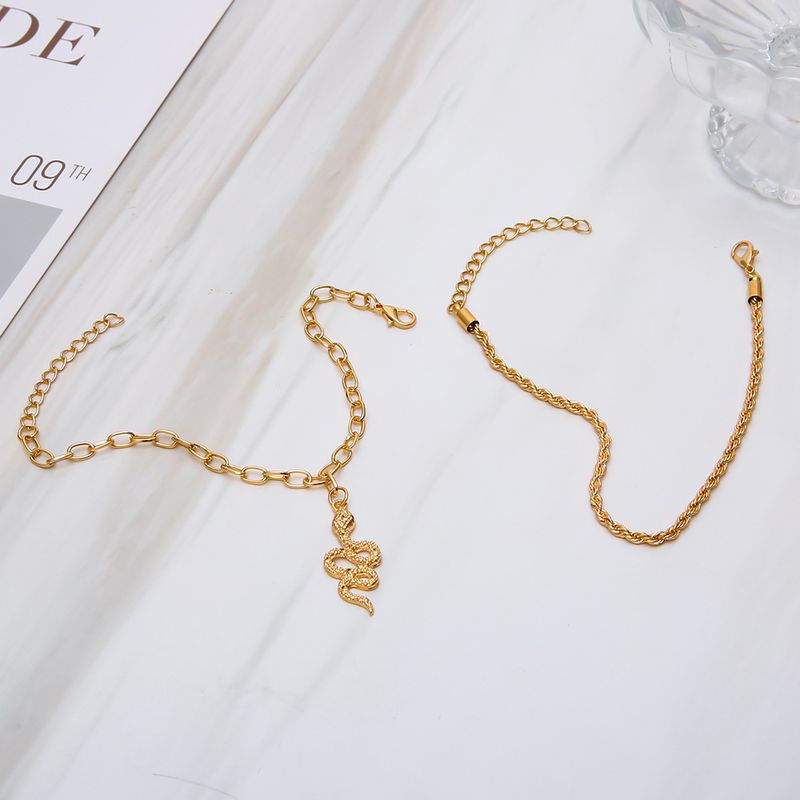 Nouveau style ornement de pied tendance plaqué or pâte frite torsadée pendentif en forme de serpent chaîne croisée double couche bracelet de cheville femme_voghion.com