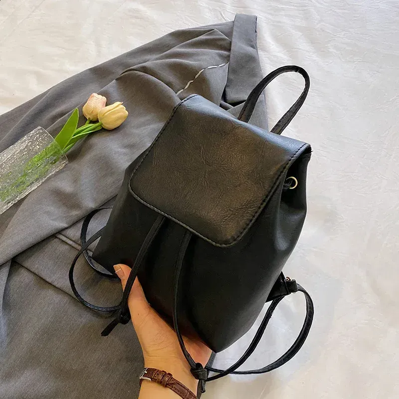 Mini-Rucksack aus PU-Leder für Damen: Stilvolle, strukturierte Umhängetasche mit Kordelzug und Klappe für Schule, Reisen und den täglichen Gebrauch_voghion.com
