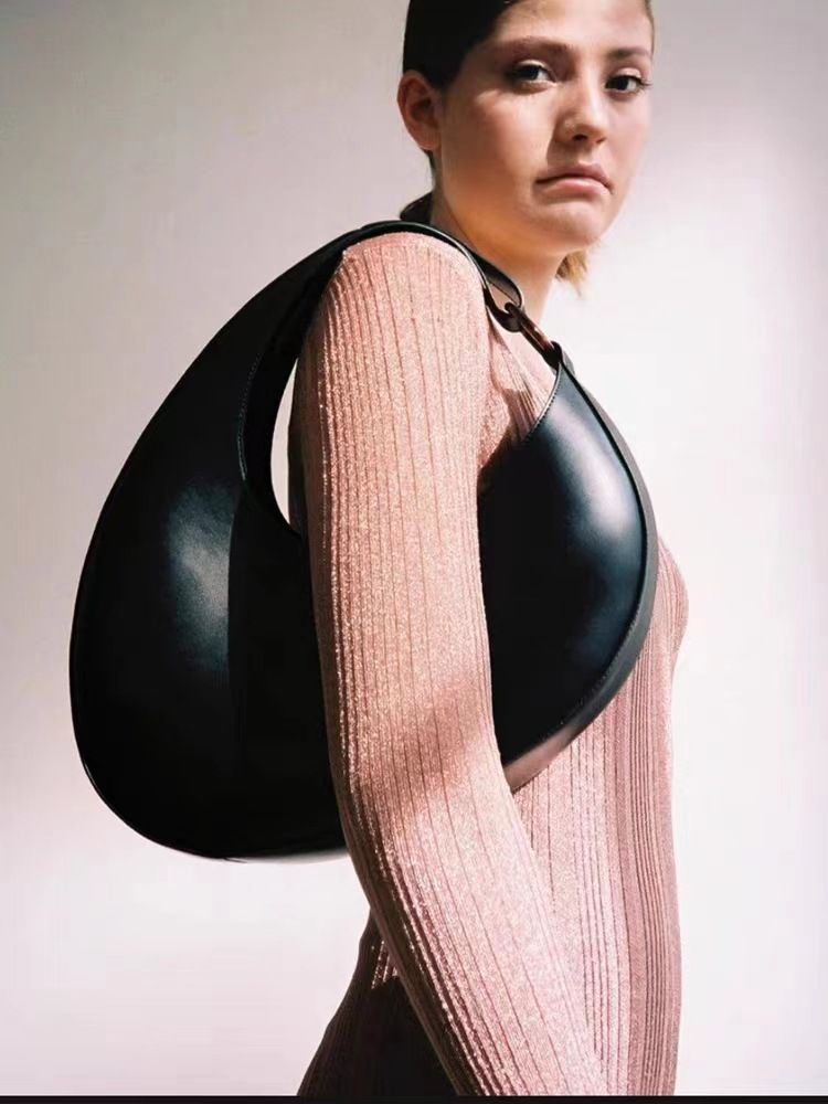 Bolso de hombro de diseño italiano de nicho 2024, moderno y único, con forma de media luna y gran capacidad._voghion.com