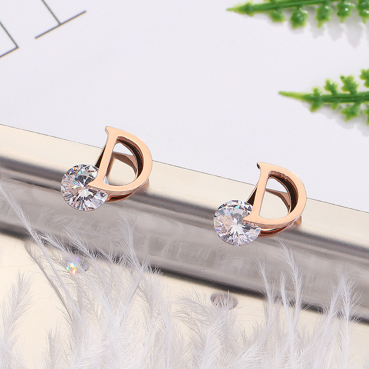 Orecchini classici in acciaio al titanio con lettera D in zircone per donna Set semplice di accessori per ragazze coreane in gioielli di moda_voghion.com