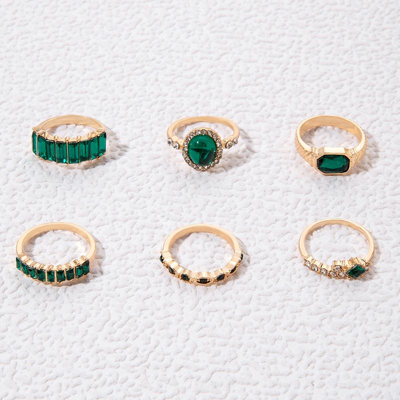 Set di sei anelli unici con diamanti intarsiati verdi, nuovi e leggeri_voghion.com