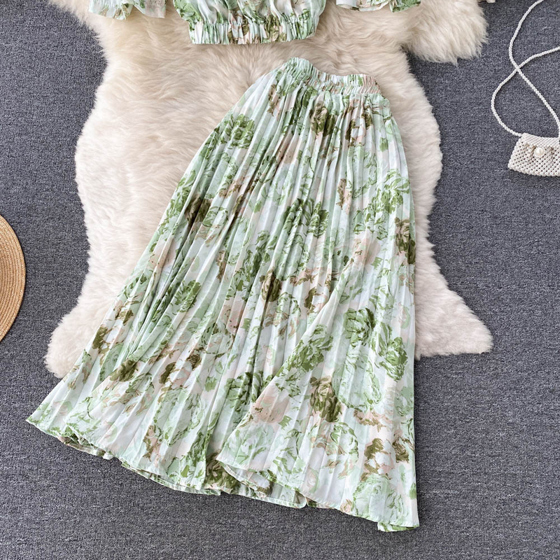 Completo da donna in stile resort, con monospalla, top a tubino a maniche corte e gonna a pieghe, due pezzi_voghion.com