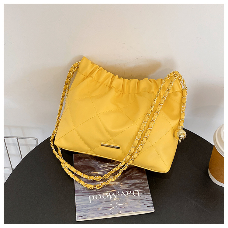 Crossbody-väska för kvinnor, mjukt läder, stor kapacitet Modeveckad kedja Axelväska Fritidsväska Crossbody-väska med dragsko_voghion.com