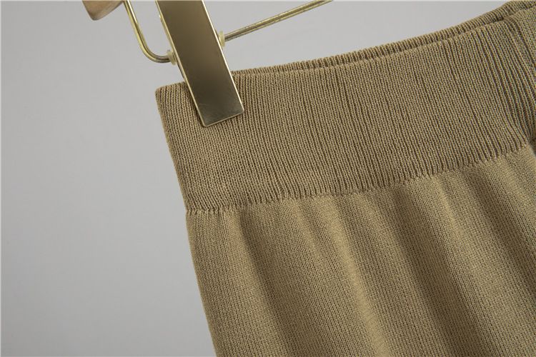 Damenbekleidung, V-Ausschnitt, kurzärmelig, gestreiftes Strickoberteil, modisch, schmale Hose mit weitem Bein, zweiteiliger Anzug_voghion.com
