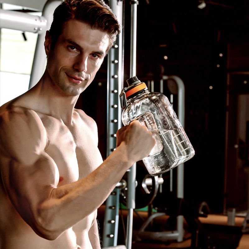 Botella de agua deportiva de fitness de moda de gran capacidad de color progresivo, botella de agua con pajita, taza espacial de plástico con asa portátil, taza de agua fría_voghion.com