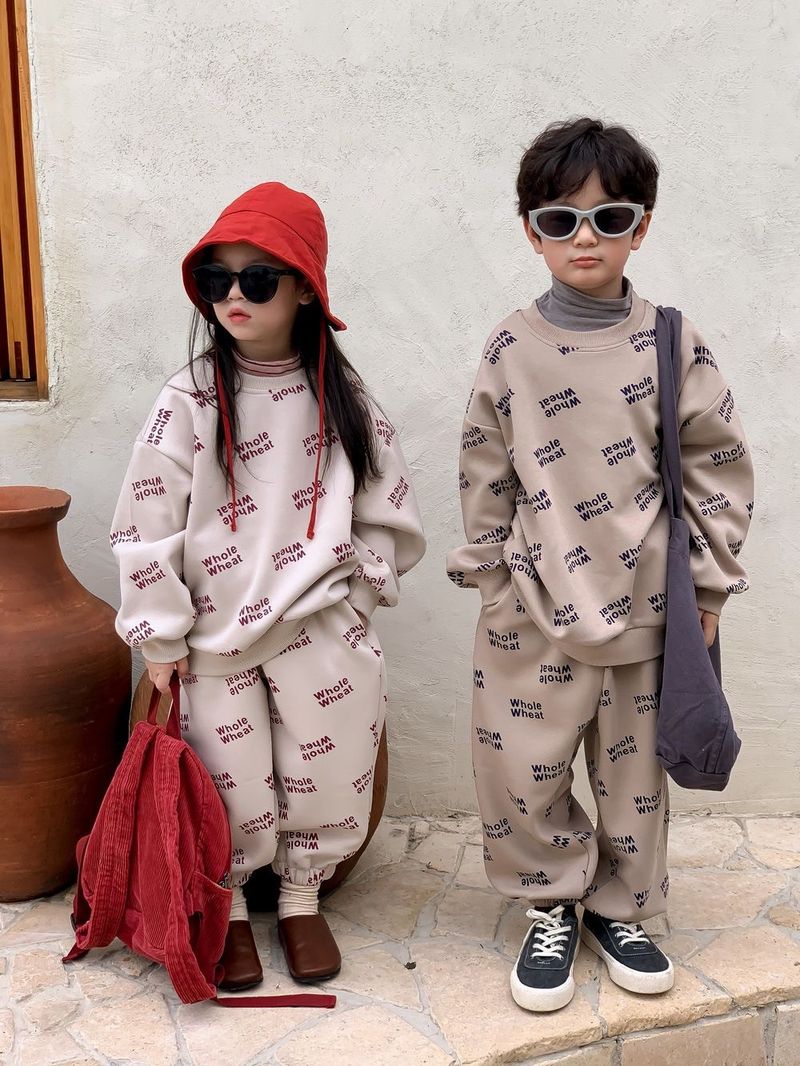 Mor og børn 2024 Nye piger fritidsdragt udenlandsk stil Forår og efterår Drenge Moderigtigt brevskjorte joggingbukser Todelt sæt af tidevand_voghion.com