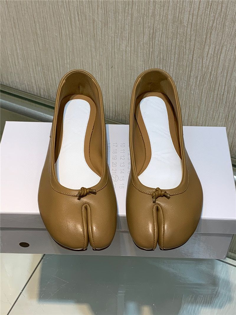 The Channel Products Are Very Comfortable. Tabi Split Toe Bottomed Shallow Mouth Casual Single Flat Heels, Pig's Feet_voghion.com