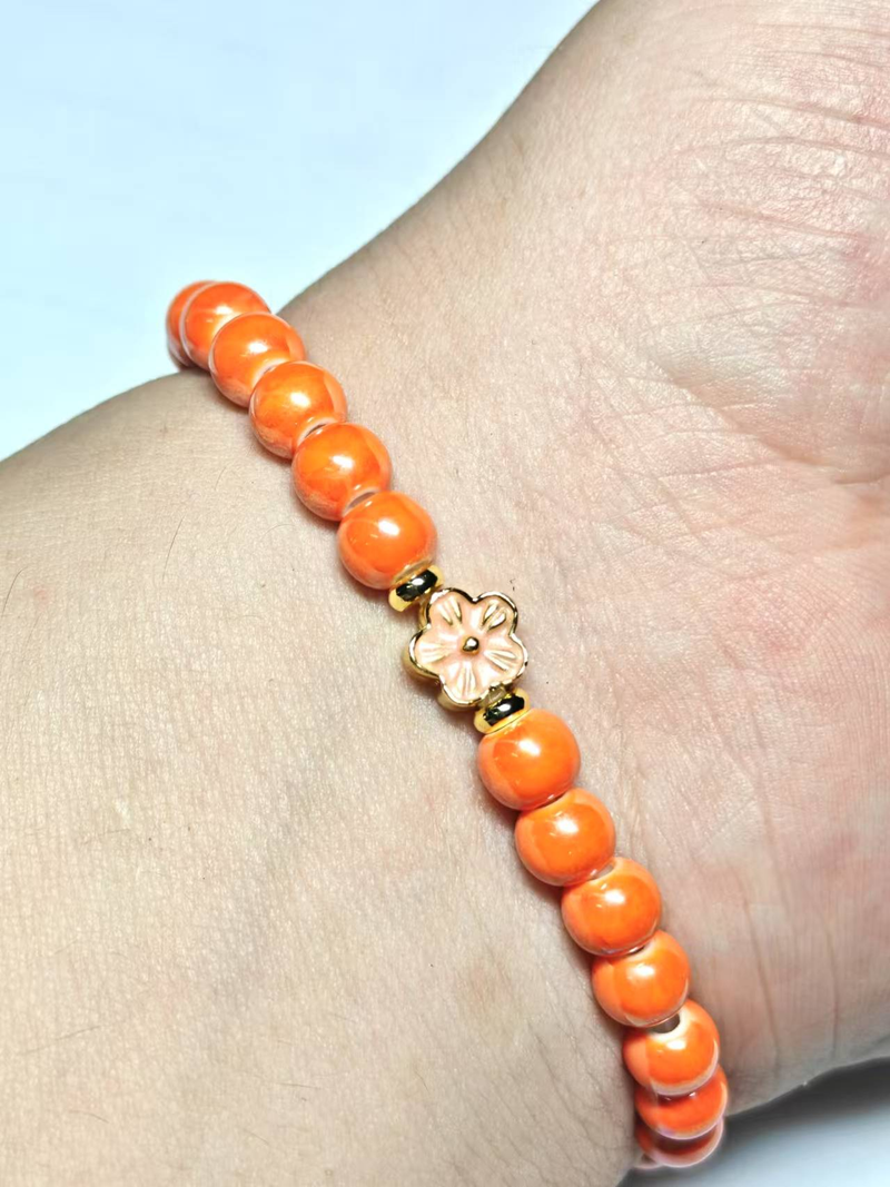 Bracciale in ceramica artistica Jingdezhen con dettagli colorati: mix di perline rosse, elementi verdi e perle realizzati a mano per accessori di moda_voghion.com