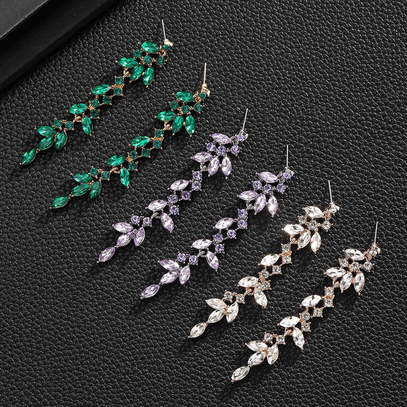 Orecchini alla moda, orecchini lunghi con nappe e zirconi, orecchini femminili, tendenza, luce, lusso, orecchini di nicchia, orecchini di celebrità in rete_voghion.com