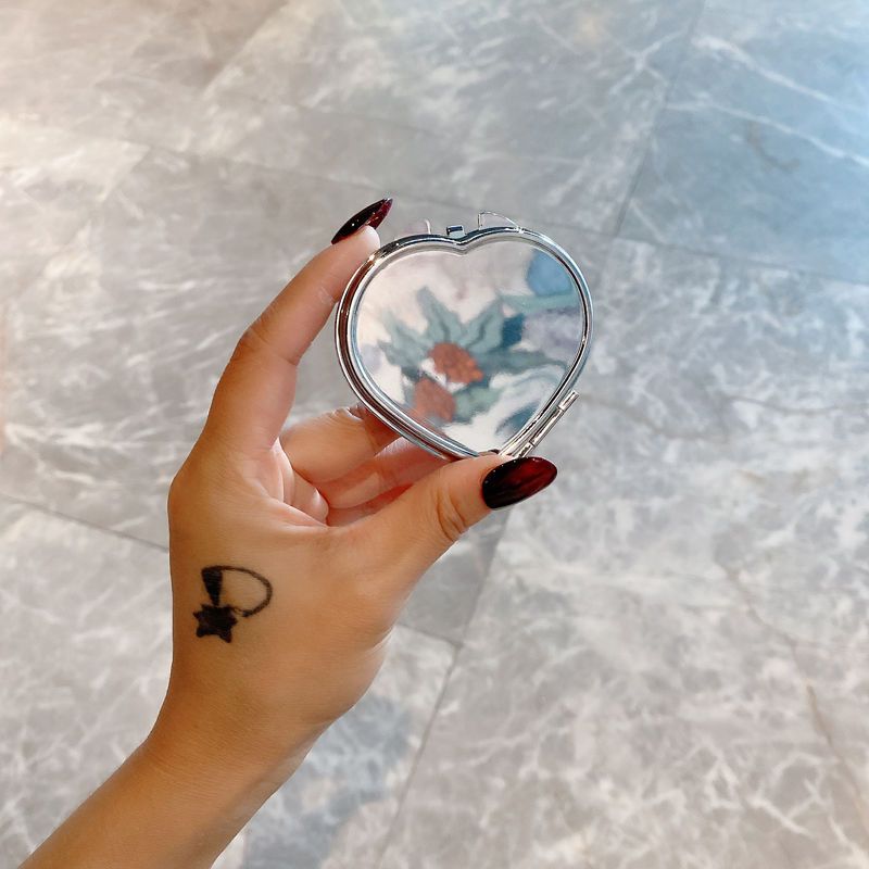 Mini specchio per il trucco a forma di cuore in stile coreano: specchio portatile bifacciale con dettagli di diamanti, regalo perfetto per le donne_voghion.com