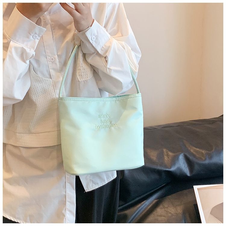 FOUR ONE Borsa a tracolla semplice casual da pendolare, borsa a secchiello in nylon ricamata con lettere di nicchia coreane_voghion.com