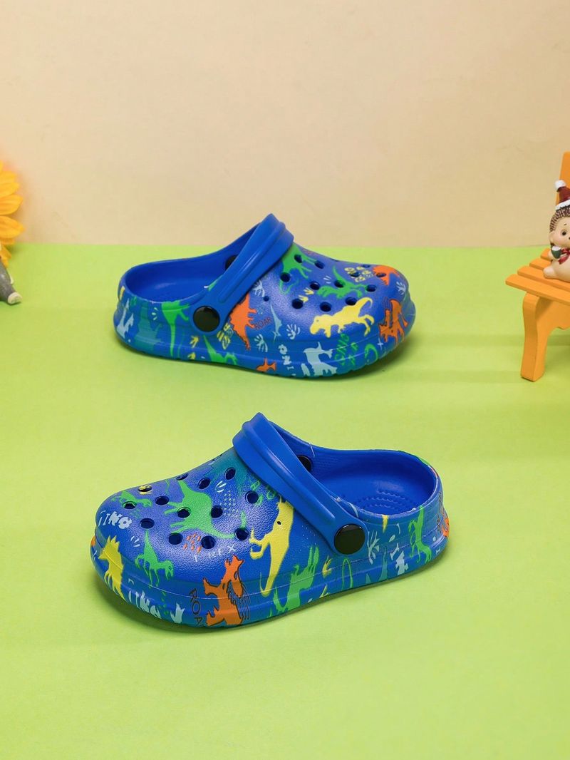 Un paio di scarpe da casa comode e alla moda per ragazzi, con stampa di dinosauri, adatte per l'estate._voghion.com