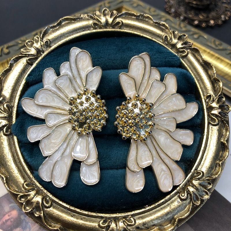 Live streaming of ancient Western white magnolia three-dimensional flower brooch silver needle earrings jewelry_voghion.com