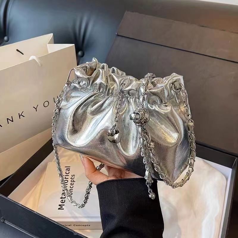 Borsa a tracolla piccola estiva di alta qualità per donna 2024, nuova in argento con design sensato, borsa a forma di nuvola con catena plissettata_voghion.com