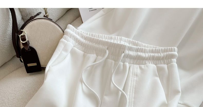 Ensemble de vêtements de sport décontractés pour femmes - Haut à manches courtes et short de course de style coréen (tenue d'été 2 pièces haut de gamme et polyvalente)_voghion.com