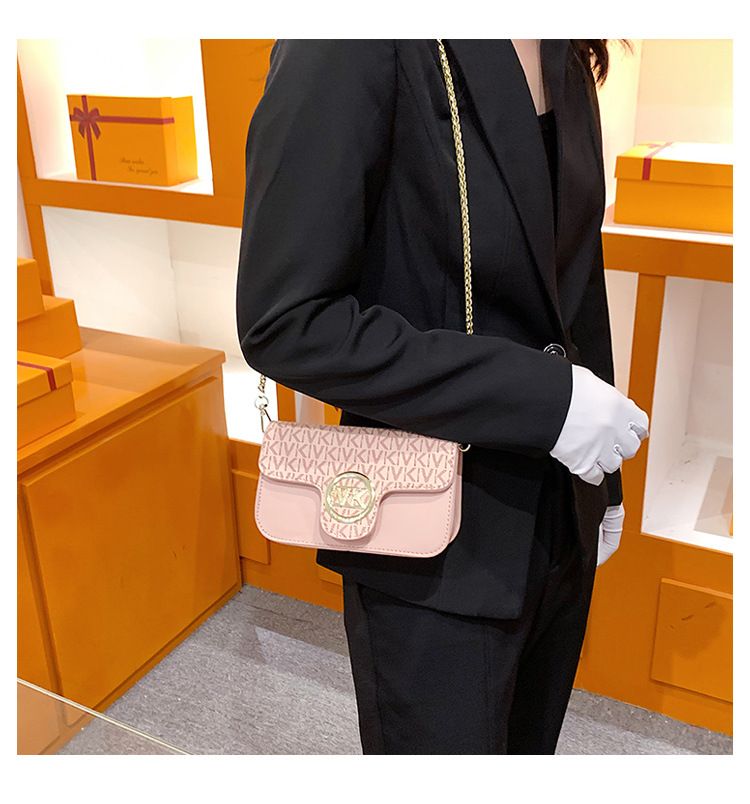 2023 Zomer Nieuwe Tas Damesmode Europese en Amerikaanse Contrast Bedrukte Ketting Een Schouder Crossbody Grote Capaciteit Kleine Vierkante Tas_voghion.com
