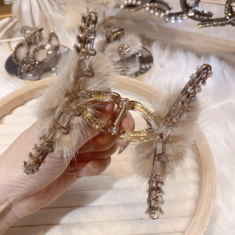Automne et hiver lumière luxe mousseux blé cygne en peluche clip poilu requin clip arrière de la tête pan pince à cheveux pince à cheveux pince à cheveux_voghion.com