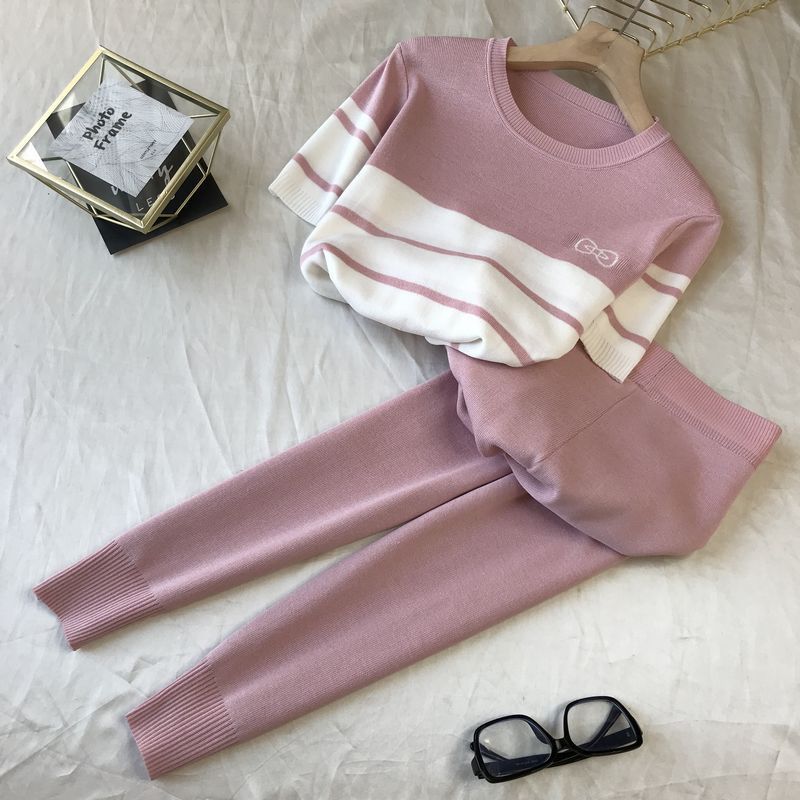 Set van gebreid damestopje met ronde hals, korte mouwen, zoete strik en contrasterende kleur + elastische skinny broek_voghion.com