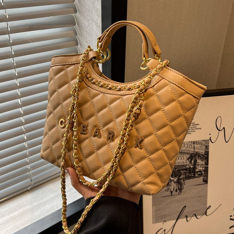Large Capacity For Women 2023 Spring New Fashion Chain Shoulder Commuter Versatile Ins Handheld Tote Bag_voghion.com