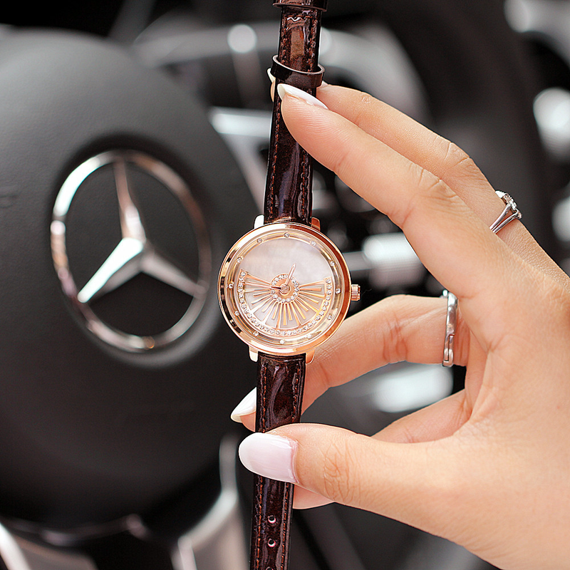 Elegante cintura rotante in vera pelle a forma di ventaglio con diamanti intarsiati, polso impermeabile al quarzo, da donna_voghion.com