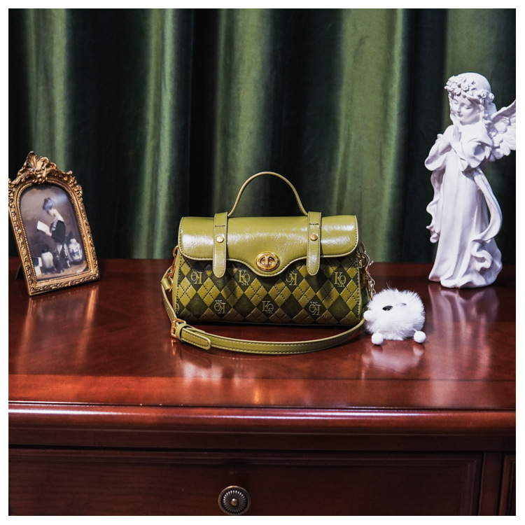 Niche Design Die in diesem Jahr beliebte Unterarmtasche Damen 2023 Sommer Neue tragbare karierte One-Shoulder Messenger kleine quadratische Tasche_voghion.com