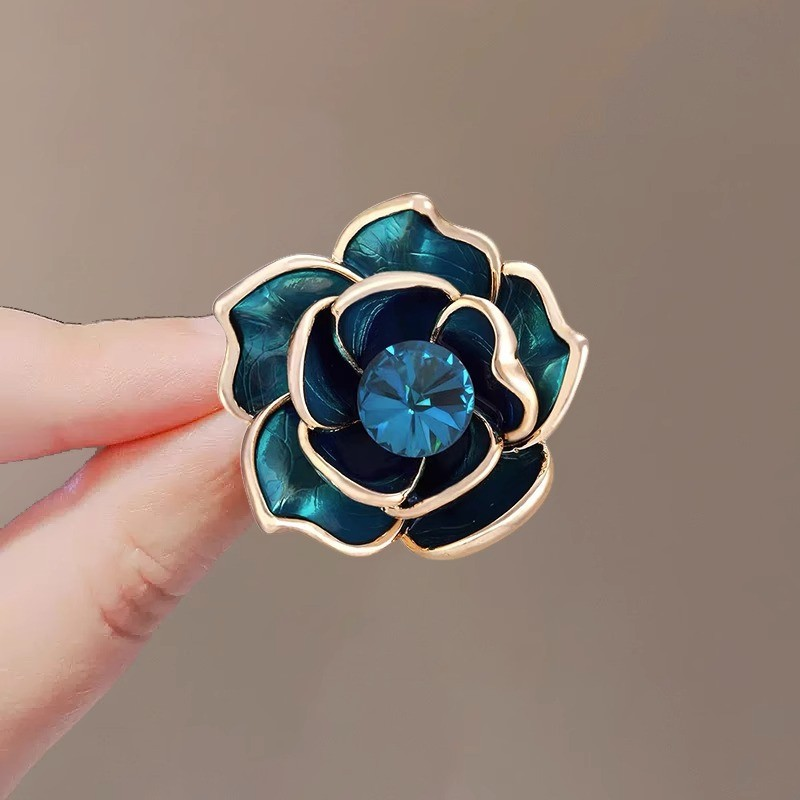 Spilla di camelia di montagna blu pavone di fascia alta per donne con temperamento lussuoso spilla a goccia di smalto a olio piccoli accessori di abbigliamento in stile profumato_voghion.com