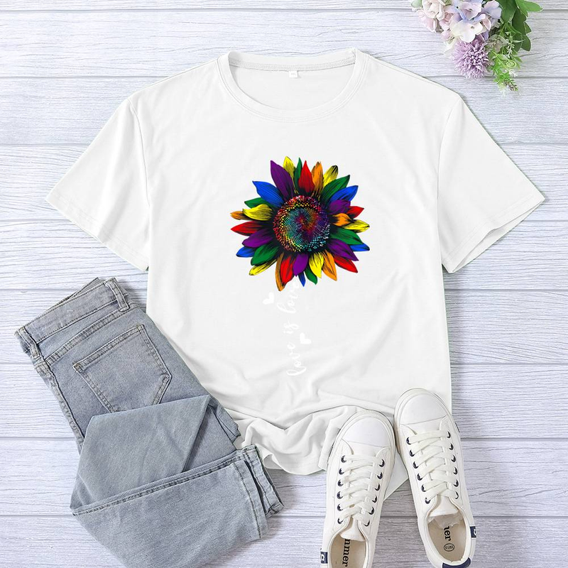 Das Damen-T-Shirt „Love Is Love“ von Rainbow Sunflower ist eine coole Möglichkeit, mehrere Lieben zu tragen_voghion.com