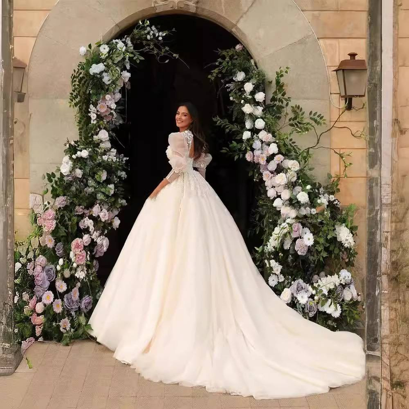 Robe de mariée élégante en satin français pour mariée 2025 – Robe trapèze légère d'été avec col en V et manches courtes_voghion.com