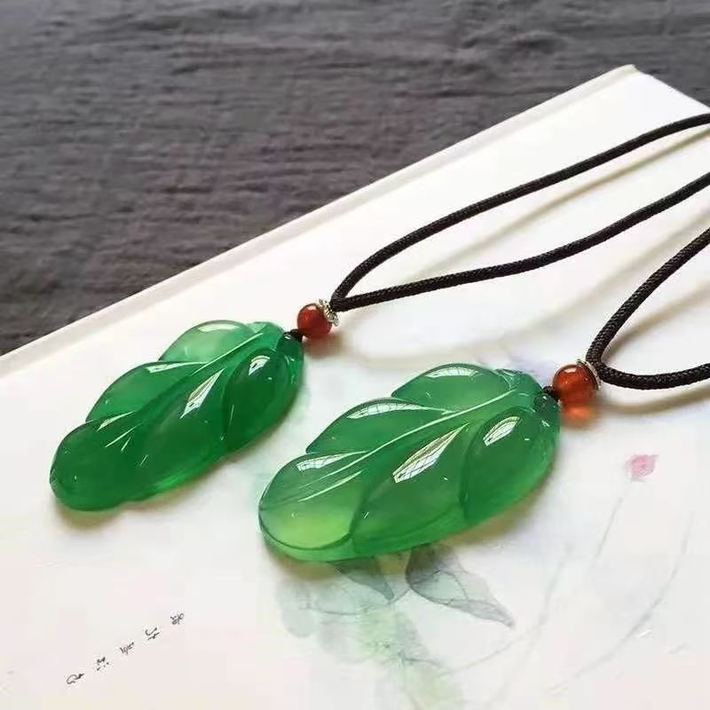 Ice-grade Jasperite Jade-green Leaf Pendant, Green Jasperite Pendant, Jade Necklace, Golden Plumage And Jade Leaves._voghion.com