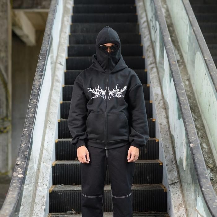 Felpa con cappuccio e cerniera da strada con stampa scura, stile gotico, autunno inverno 2025_voghion.com