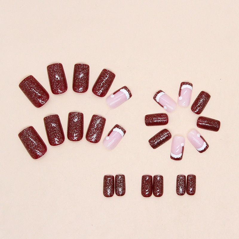 Mittellange, explosive, blutrote, süße Weihnachtsmütze, süßes Mädchen mit Nagelkunst, das fertiges Produkt trägt_voghion.com