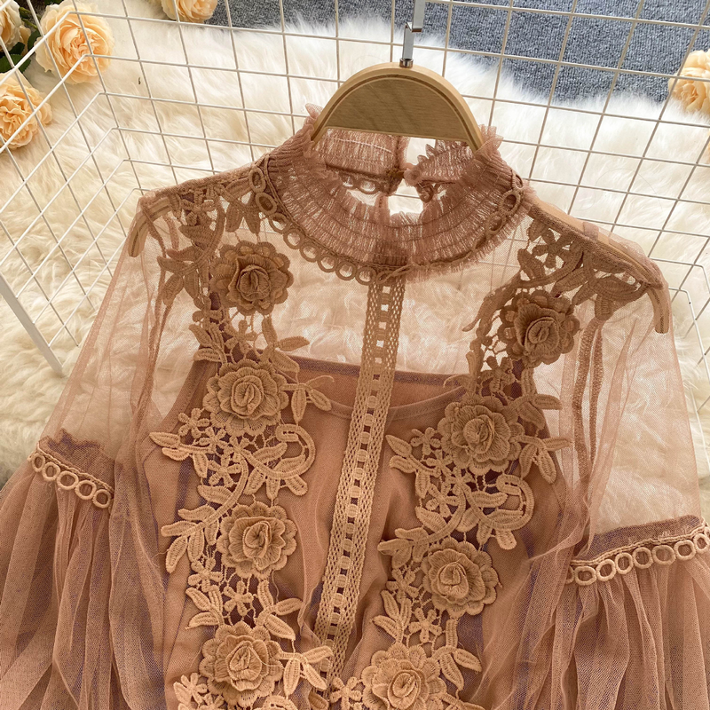 Women's three-dimensional flower collage see-through mesh lantern sleeve slim short top lace base blouse_voghion.com