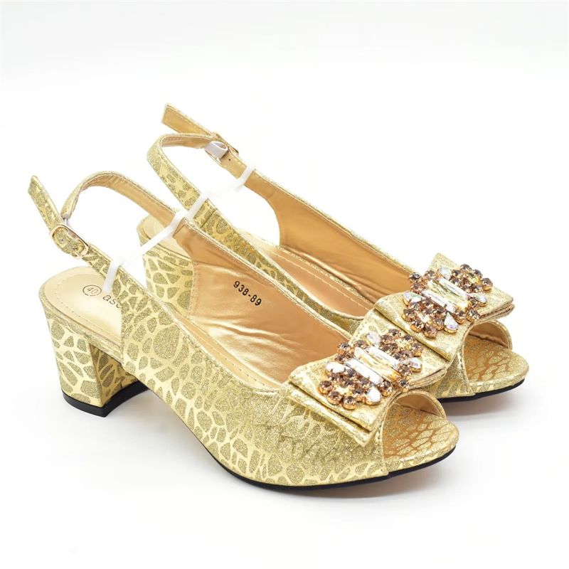 Dinnerparty mit Sandalen mit Schleife und Handtasche für jeden Tag_voghion.com